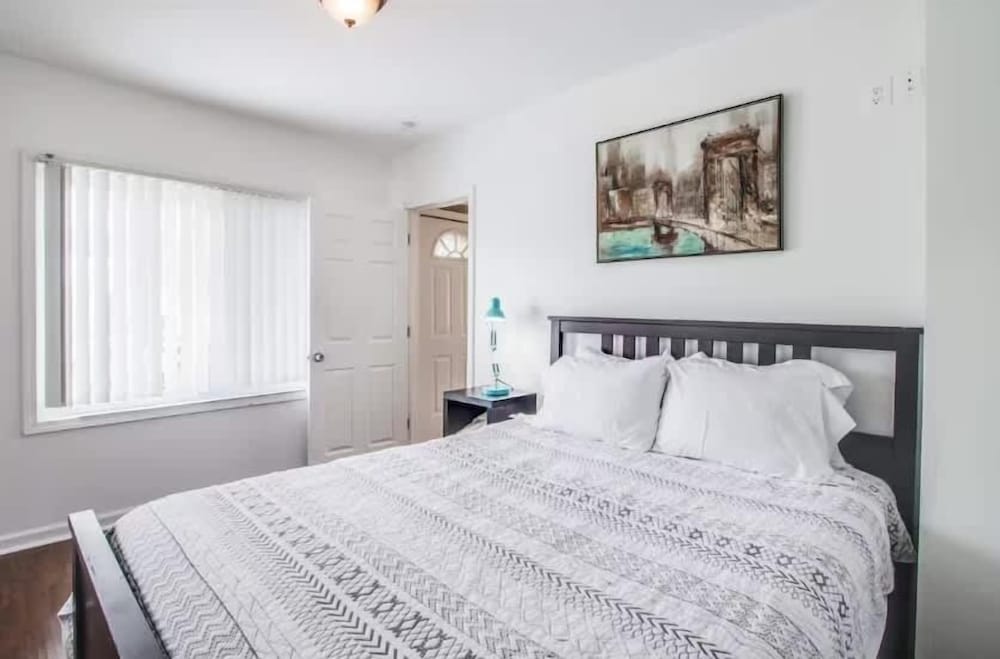 Pontiac Family-friendly 3br 3 Bedroom Home
