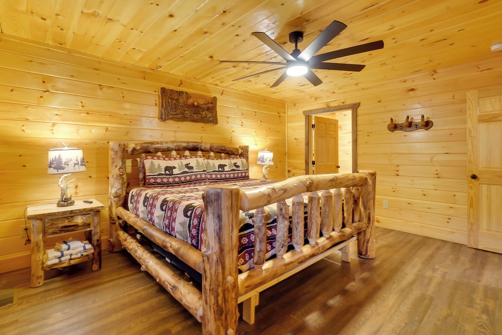 12 Mi to Gsmnp: Cabin w/ Game Room in Sevierville