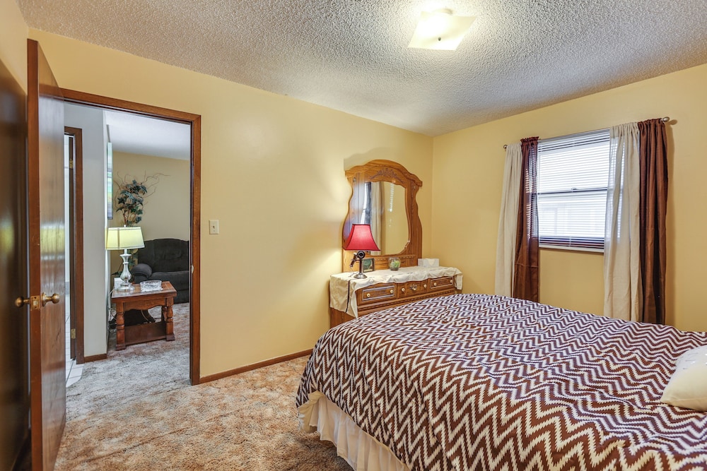 5 Mi to Hutchinson Attractions: Cozy Apt