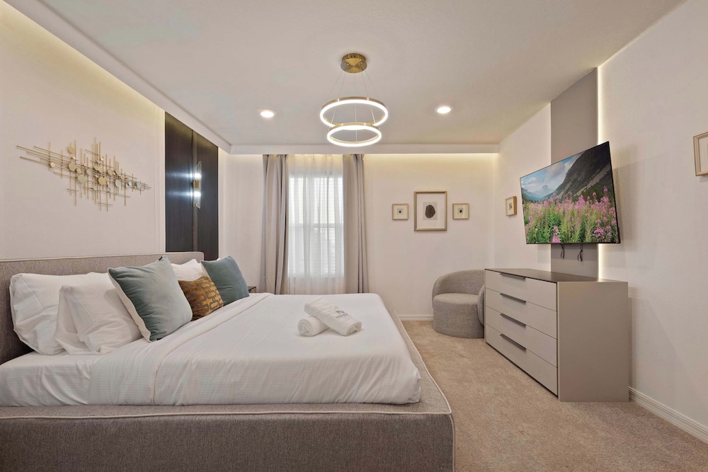 Luxurious Windsor Cay Villa Private Pool, Epic Game Room & Minutes to Disney!