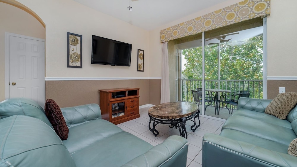 2 Massive Water Slides / Movie Theater / Fitness Center / Giant Kid's Splash Pad / Near To Disney 3 Bedroom Apts