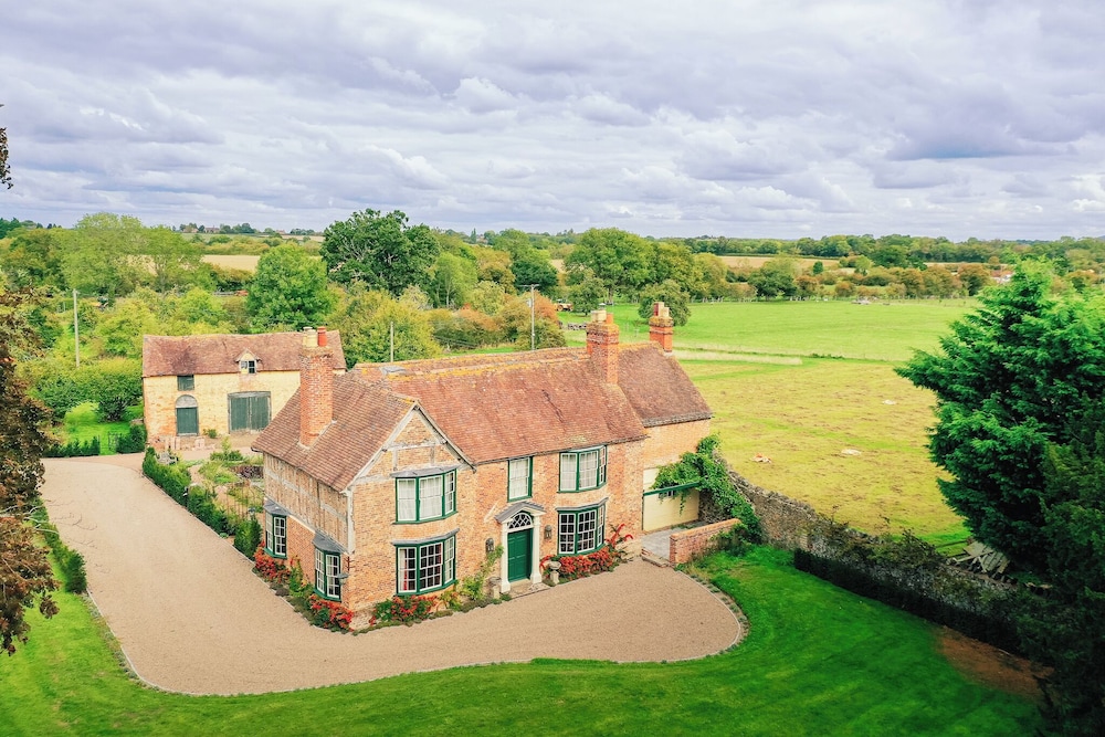 Stunning 4BD Home in Worcestershire