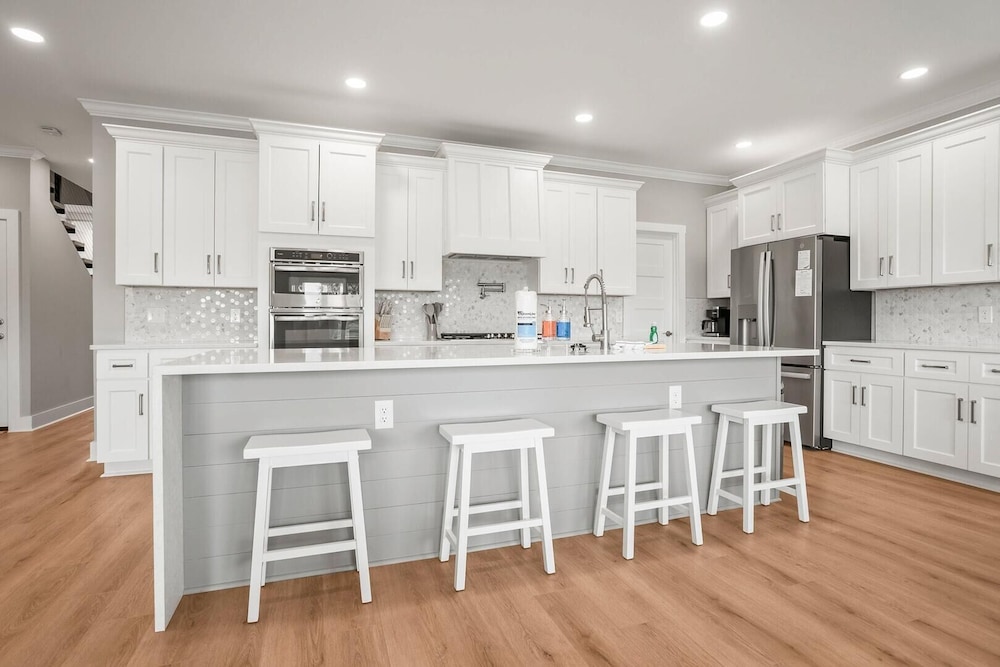 Spacious and Stylish 4-bed, 4.5-bath Home With Stunning Golf Views