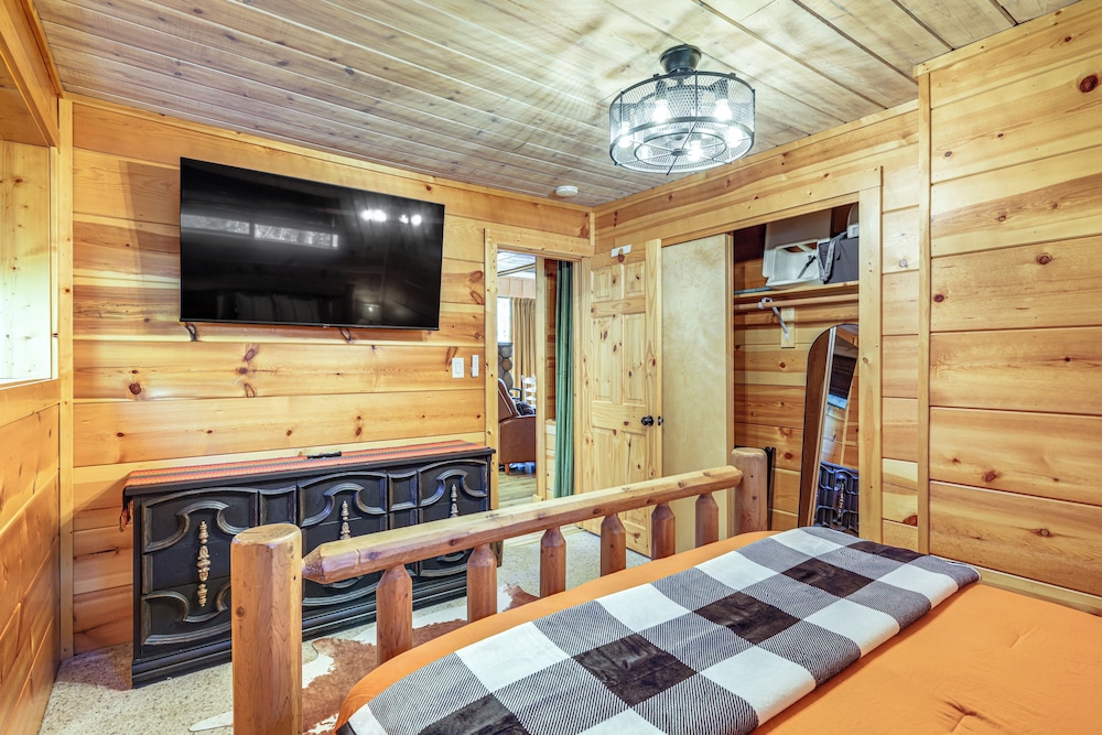Walk to Golf, Lake: Twain Harte Cabin w/ Fireplace