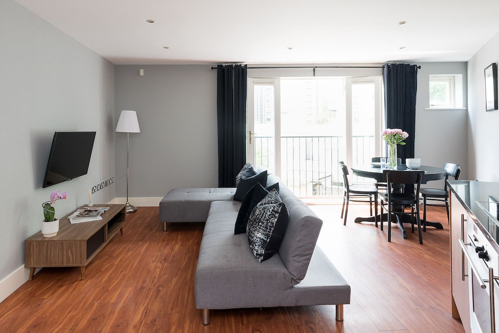 Spacious 2 Bed - Battersea High Street