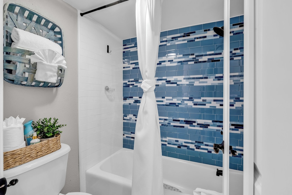 Oceanfront Resort, Great Views, King Bed, 7 Pools!