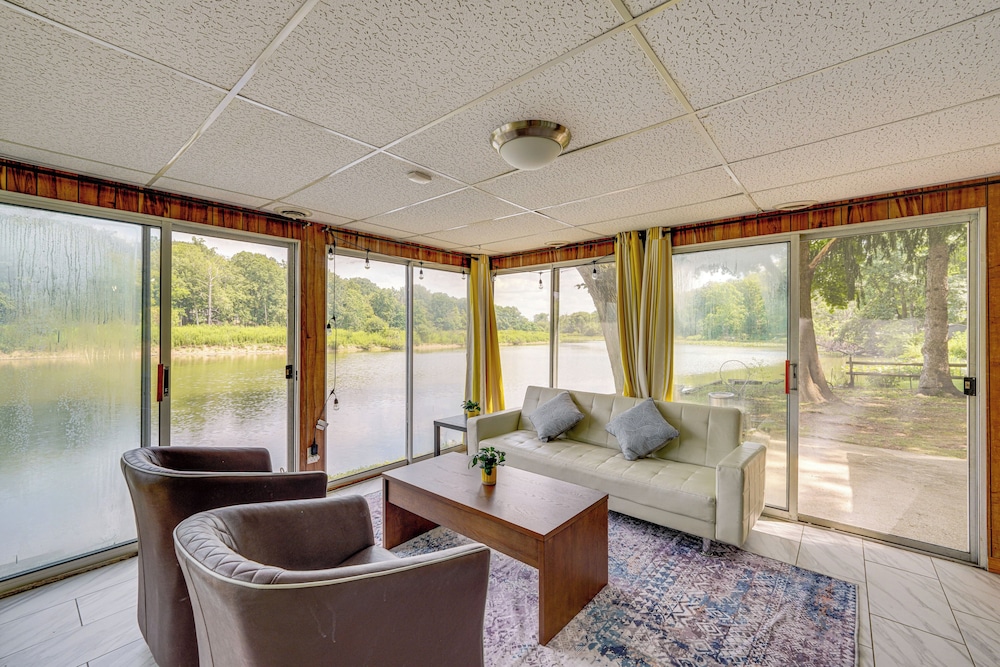 Cozy House on Meadowbrook Lake: Serene, Scenic!