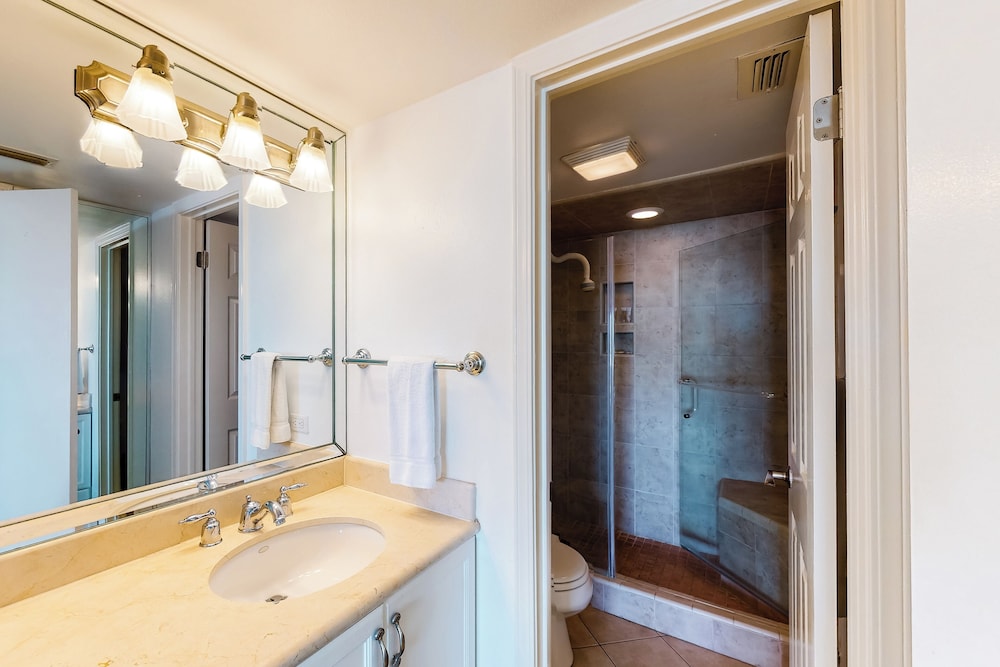 Corner 3BR w/ Gulf Views, Pools, Hot Tub, Sauna