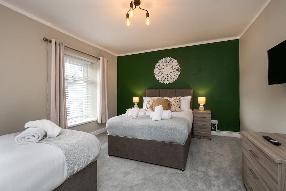 Comfortable 4-bed Home With Free Parking Wales