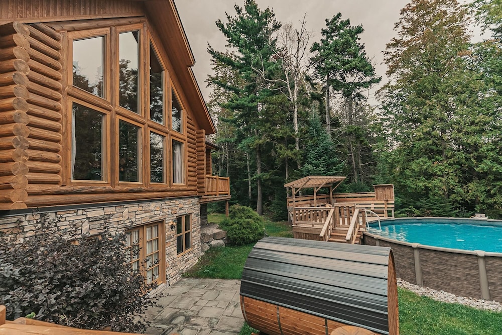Harfang 51 - Stunning log Cottage With Private hot tub Pool and Scandinavian dry Barrel Sauna