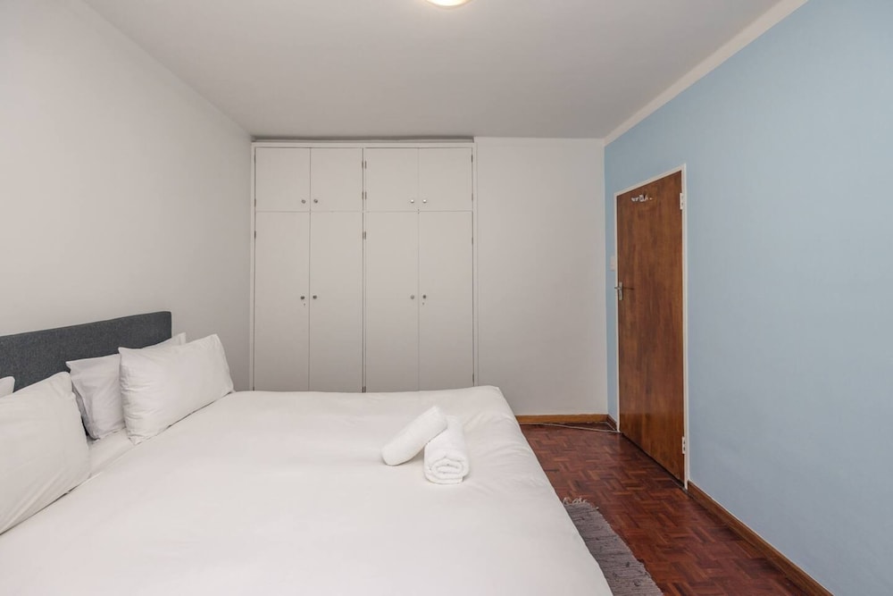 Centrally Located 2 Bedroom Apartment in Cape Town view 2