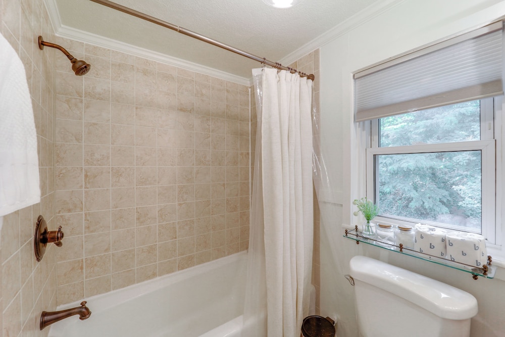 Shop, Dine & Unwind: Dtwn Blowing Rock Retreat!