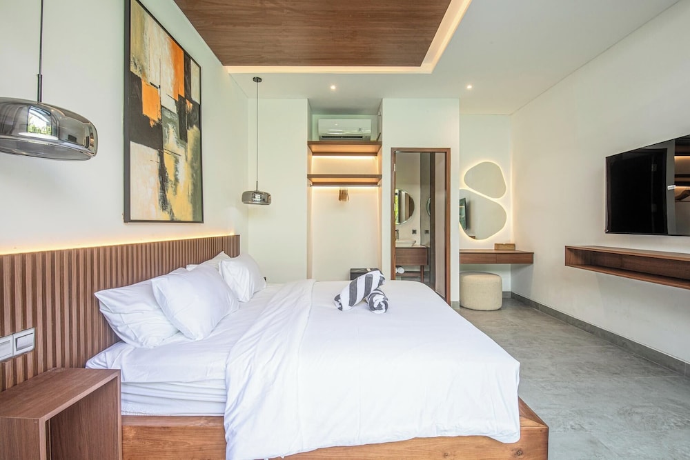 Tropical Elegance 5BR Canggu Villa Near Beach