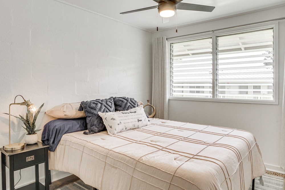 Hilo Apartment w/ Lanai - 2 Mi to Beaches!