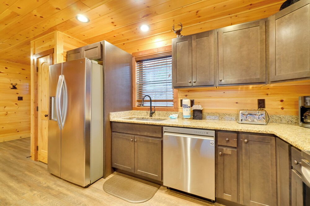Hot Tub, Game Room & Mtn Views: Sevierville Cabin