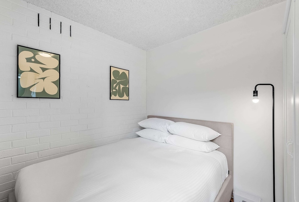 Cozy 1BR Stay in South Yarra With Parking & Wi-fi