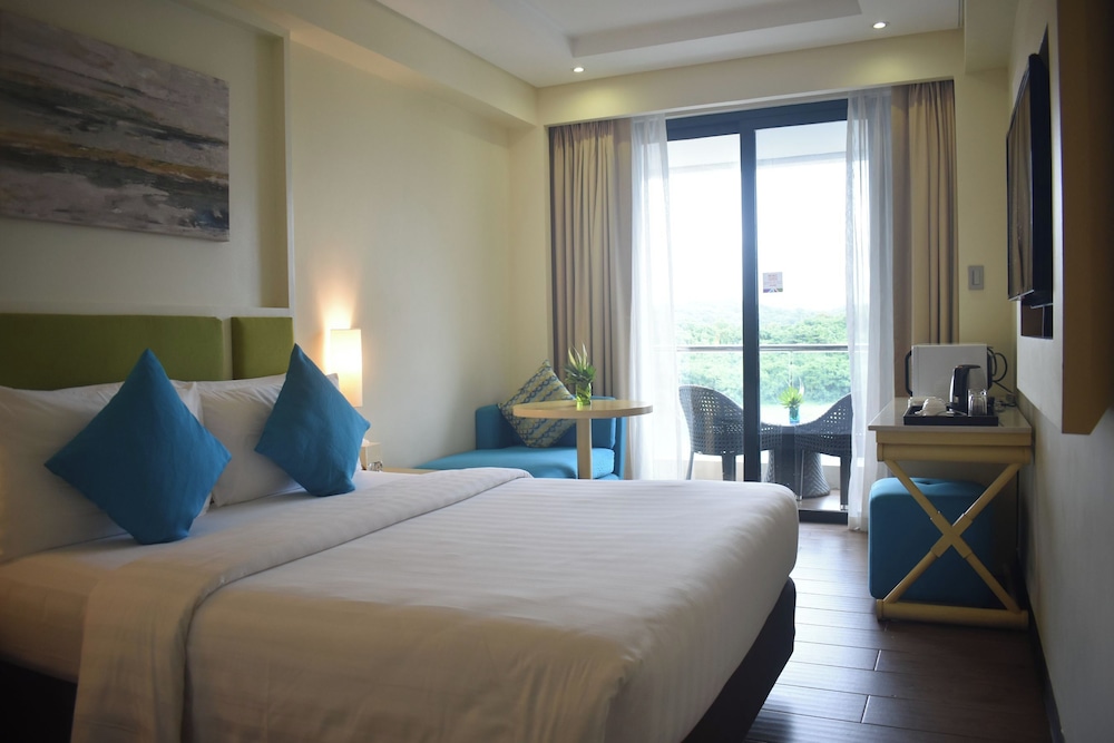 Poolside Escape Near Boracay’s Iconic Keyhole