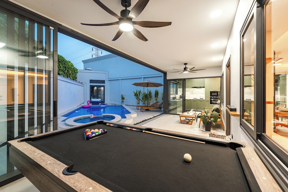 Pool Villa Bathtub Pool Table V215