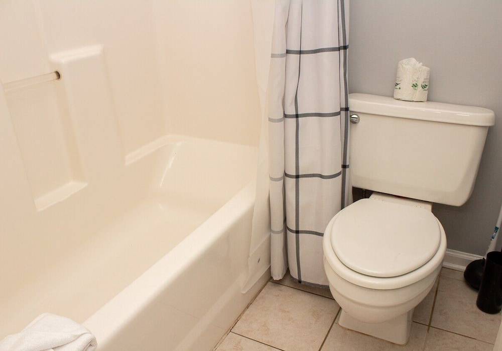 Waterway Village 18g 2 Bedroom Condo