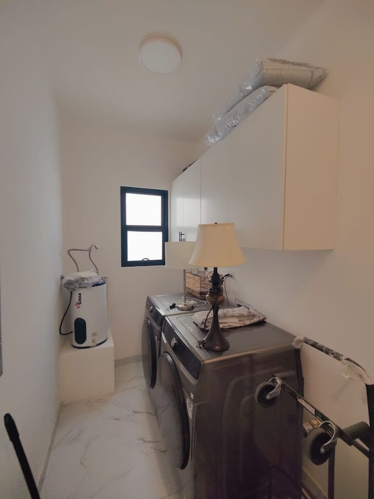 Beautiful 3bed 2bath new Home With Pool in Town