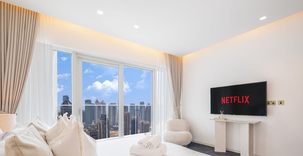 LUX Lavish Suite with Full Marina View 4