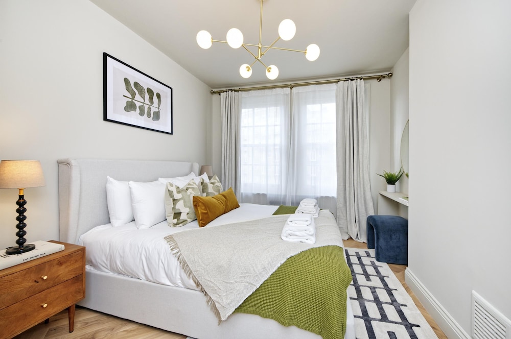 Uptown Chic Near Regent s Park by Underthedoormat
