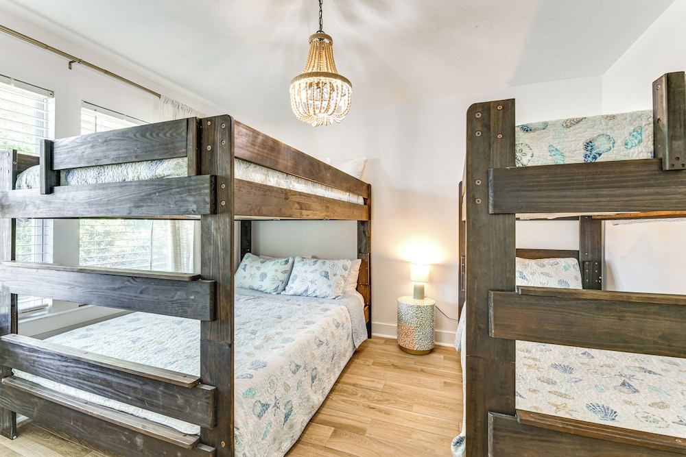 Walk to Beach: Family Retreat in Panama City!