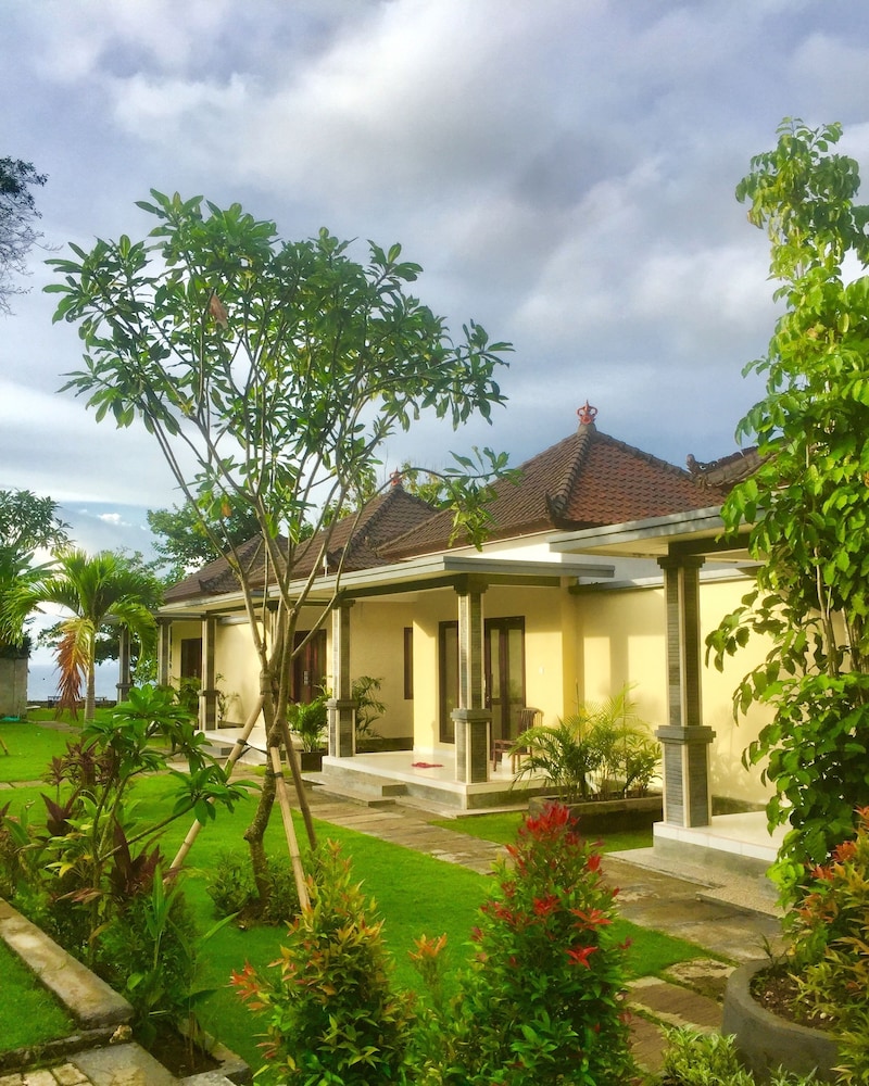 Romeo Beachfront Bungalow