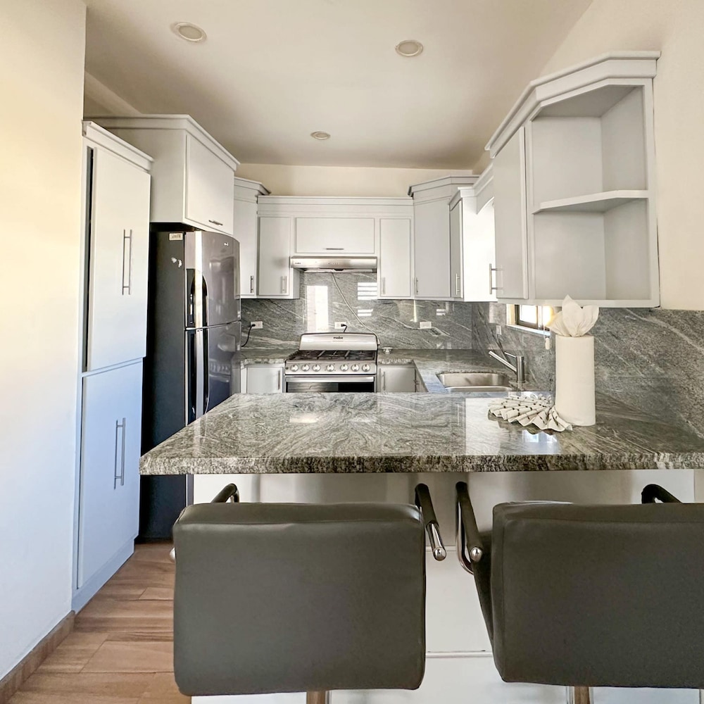 Sleek Downtown Escape With Private Parking