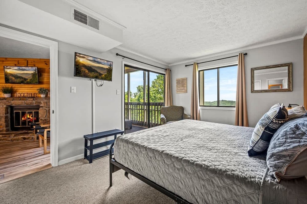 Two Bed Room Condo Mountain Views Indoor Pool