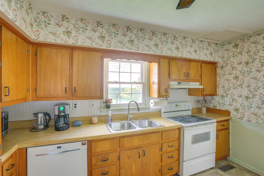 Home 9 Mi to Dtwn Springfield w/ Porch & Yard!