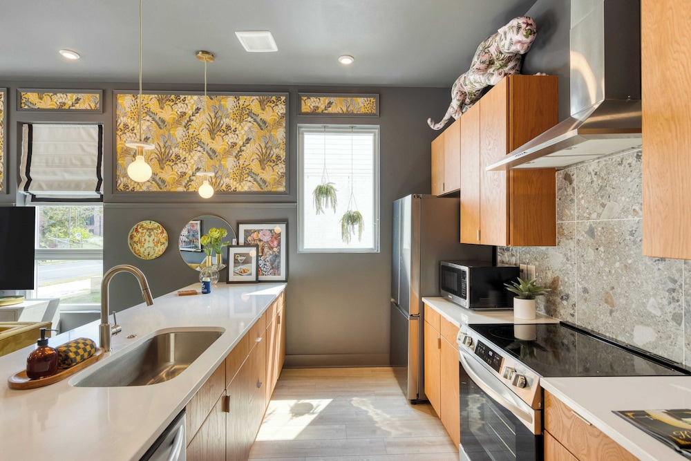 Colorful 4BR w/ Artful Design, Dining & Easy Access to Broadway The Bloom House by Avantstay