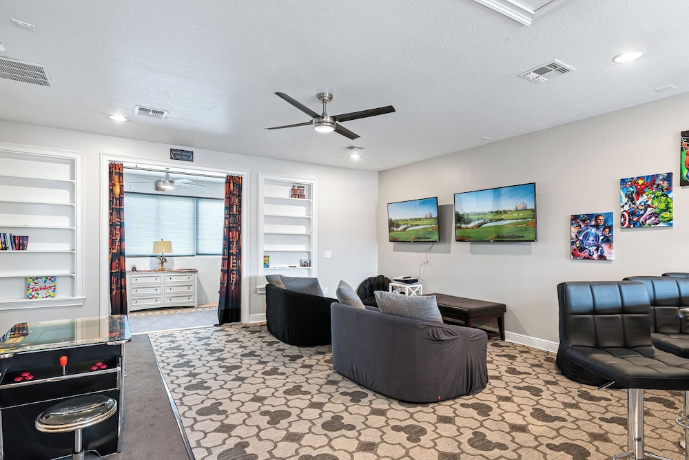 Inviting 5BR Villa in Reunion Resort