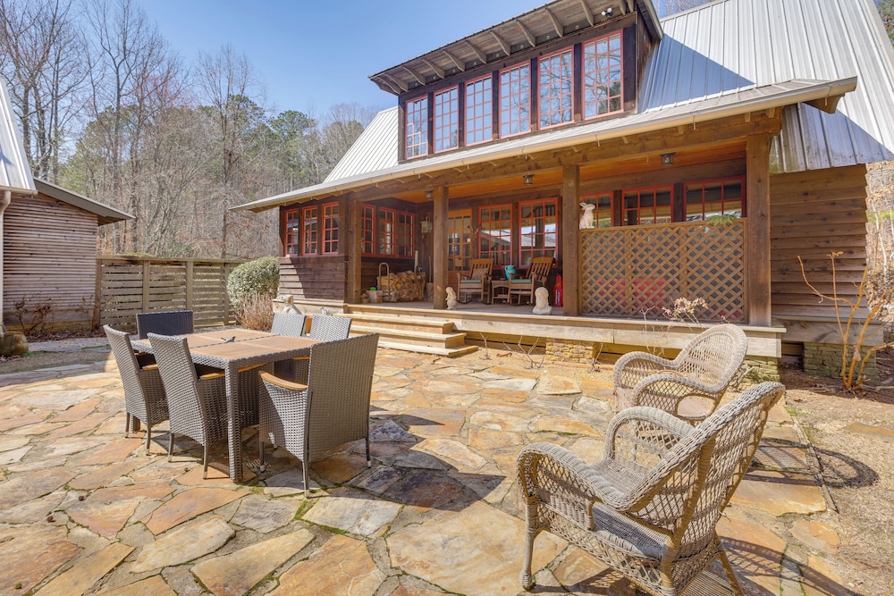 Dock, Canoe & Patio: Lakeside Cottage in Alabama
