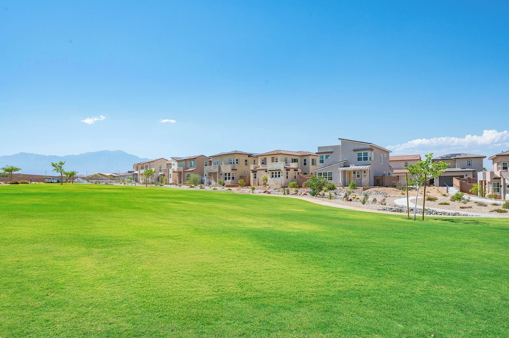 Stylish 3BR Oasis in Palm Desert Near El Paseo Zoo