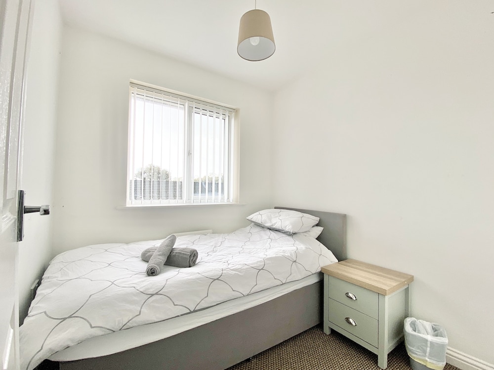 Ammaculate 3 Bedroom Property Near Caltic Manor view 4