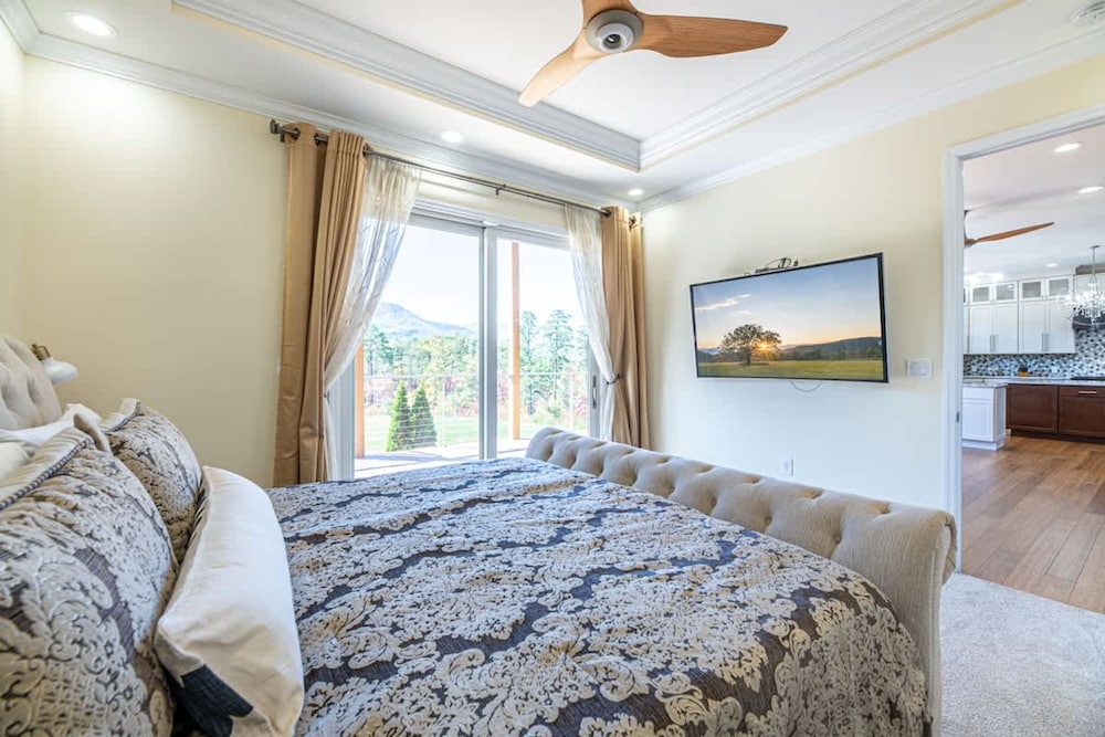 Sleeps12 Pet Friendly 2 Hottubs Views Full Kitchen