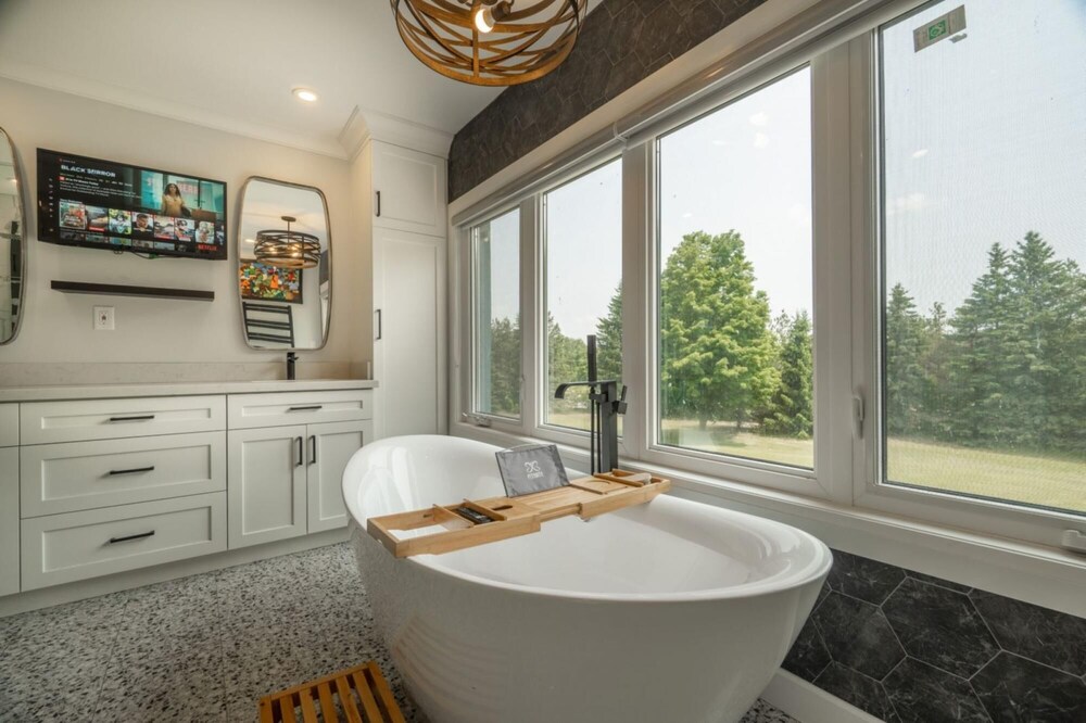 Georgina. New 4 Bedroom House Near Lake Simcoe