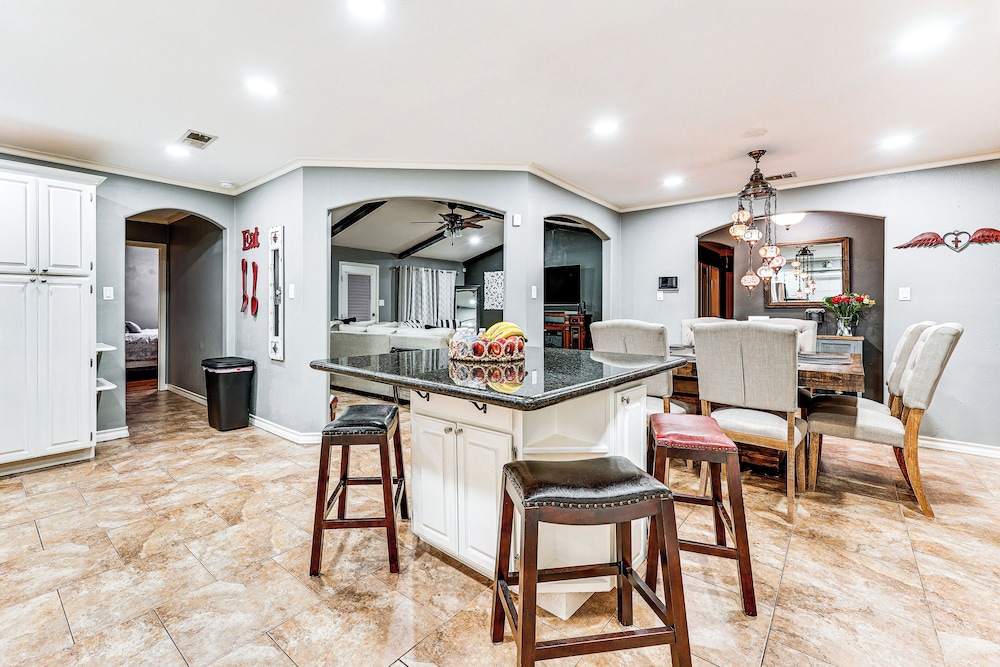 3 Mi to Downtown Mcallen: Quiet Home w/ Pool