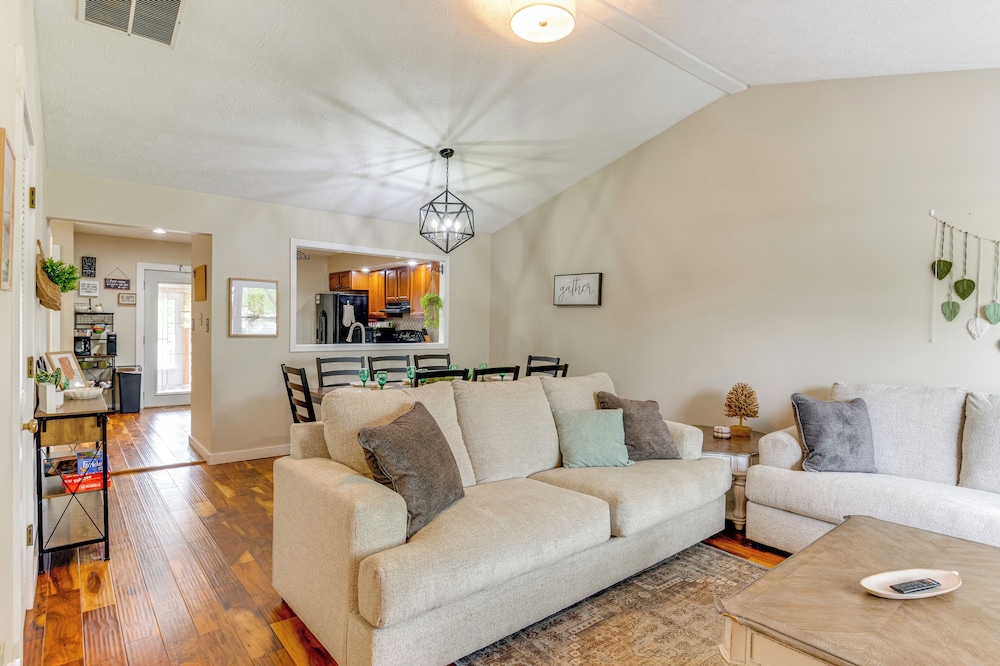 14 Mi to Dtwn Indy: Family Gem w/ Yard