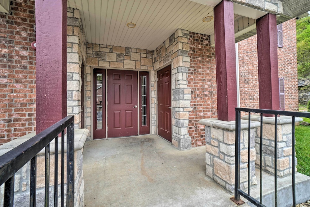 Modern Condo w/ Deck ~ 7 Mi To Branson Landing! view 3