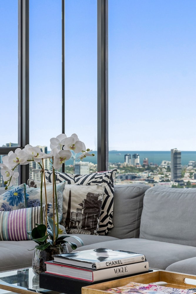 Incredible City Views in Convenient CBD Apartment
