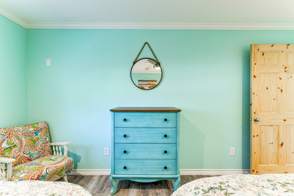 Walk to Pier & Dining: Central Rockport Cottage