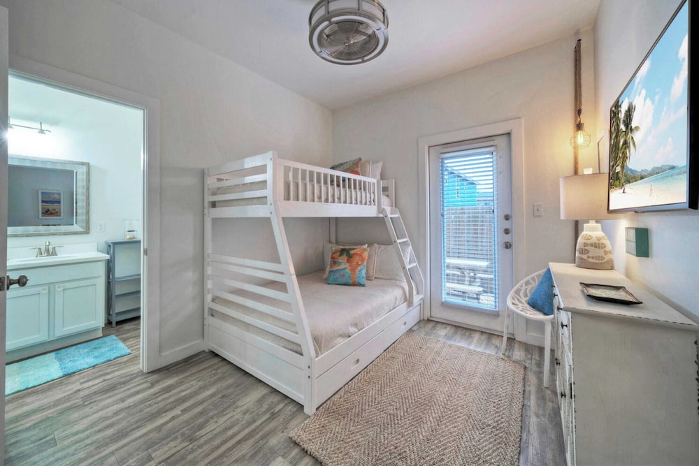 Sleeps 29, 3 Homes Beachside Resort Pool, Walk to the Beach