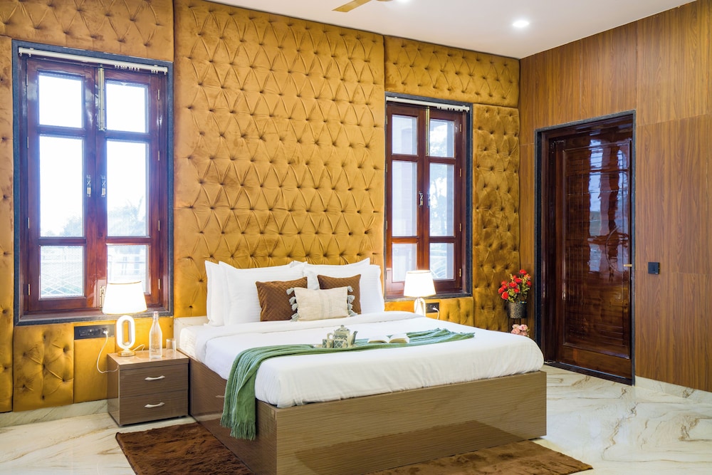 ELIVAAS Ivory Estate Pet-friendly Farm