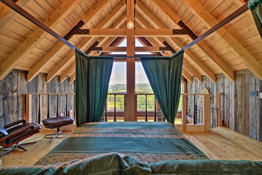'red Sweetheart Barn Studio' w/ Mtn & River Views! view 4