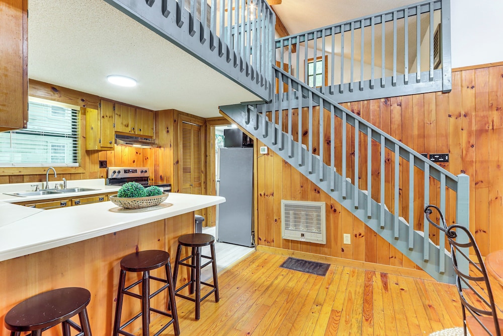 Cartecay River Retreat w/ Yard & Screened Porch!