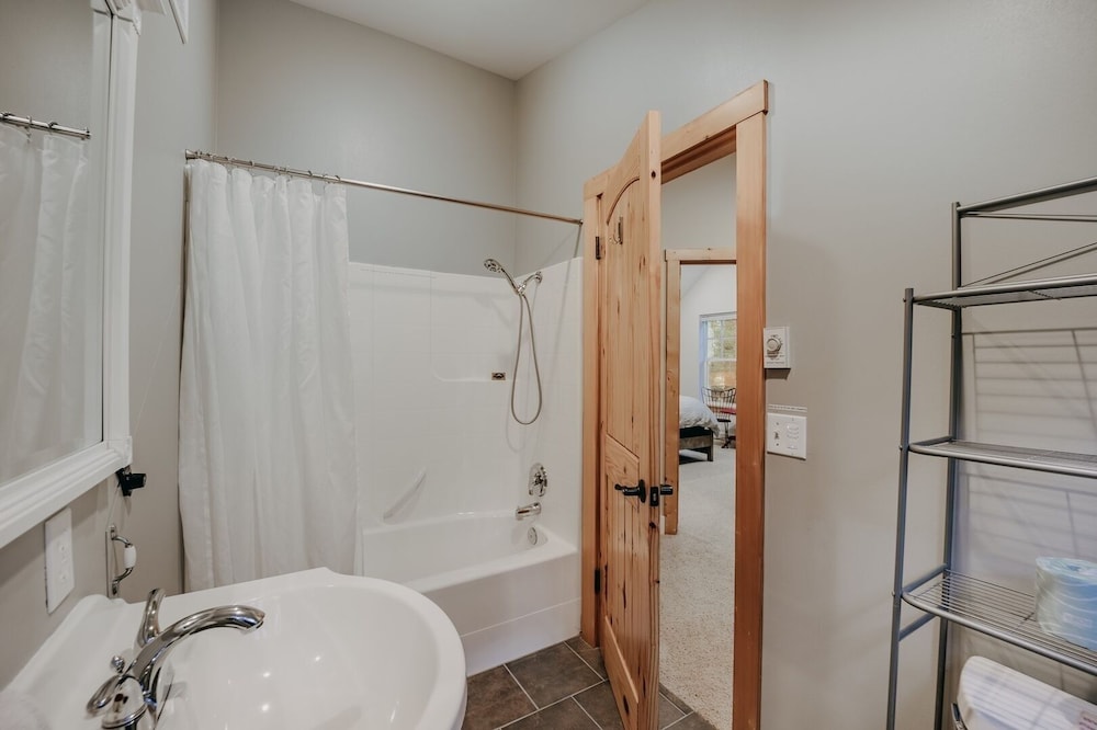 12gs - Bbq - Wifi - Dishwasher - Sleeps 4 2 Bedroom Home by RedAwning