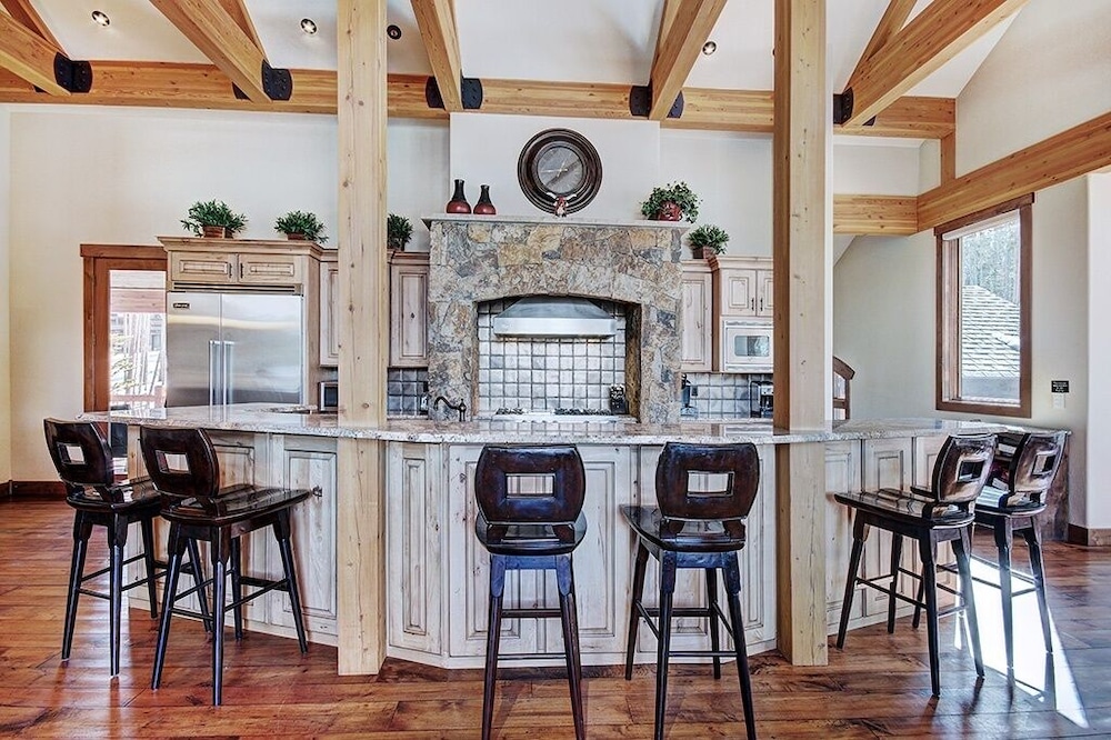 Mountain Majesty Manor 5 Bedroom Home by RedAwning