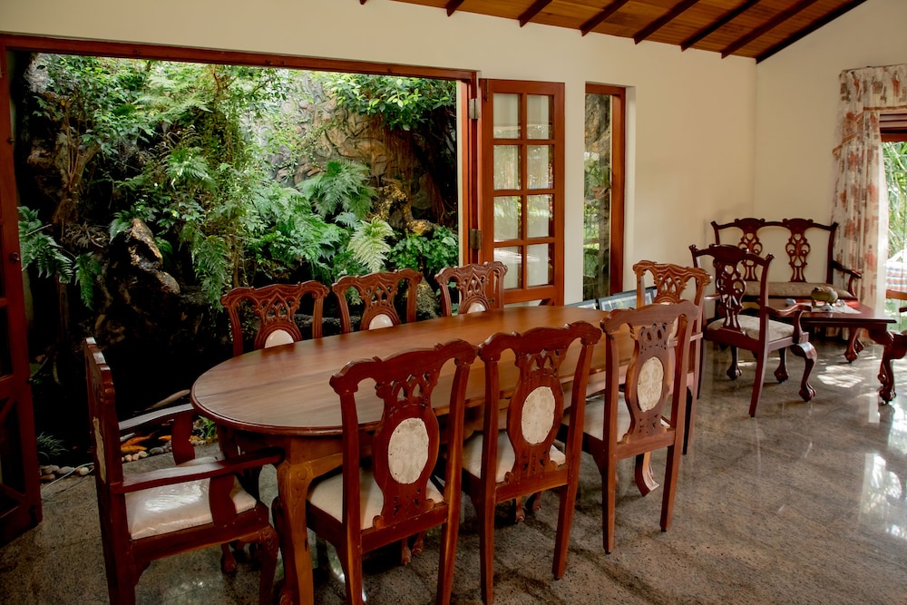 Villa Shade